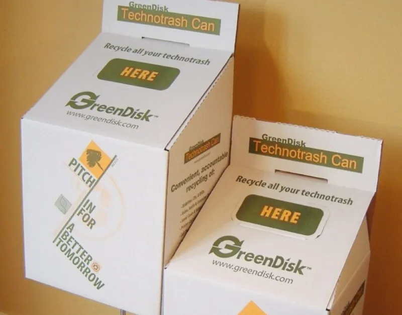 Small and large Technotrash cans